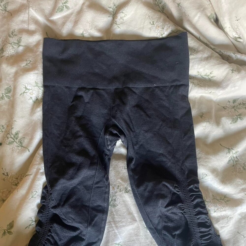 Women’s Lululemon dark gray capri leggings with design